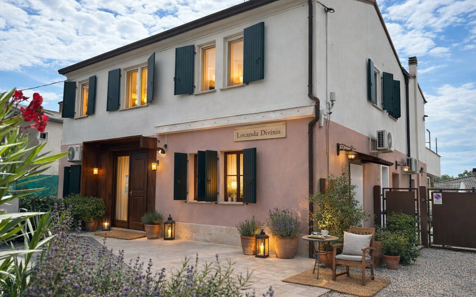 La facciata della Locanda Divinis al tramonto